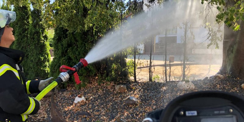 Durch Abflammarbeiten: Brennende Hecke ruft die Feuerwehr auf den Plan