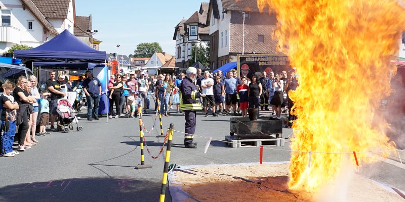 Viel Wissenswertes, Action und jede Menge Technik auf der Blaulichtmeile in Stadtoldendorf [mit Bildergalerie]