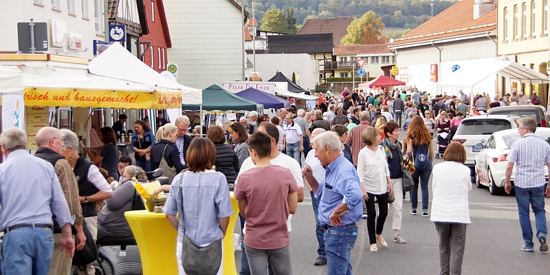 Über 4.000 Besucher säumen die Eschershäuser Straßen zum Kartoffelbratfest