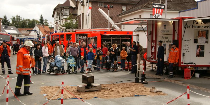 Jetzt startet die Blaulichtmeile der Feuerwehr Stadtoldendorf