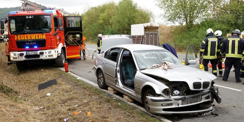 Eine Tote und mehrere Verletzte bei schwerem Verkehrsunfall auf der B64