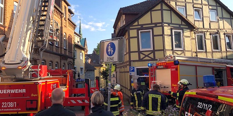 Essen auf dem Herd vergessen: Rauchmelder löst aus, Feuerwehr rückt an