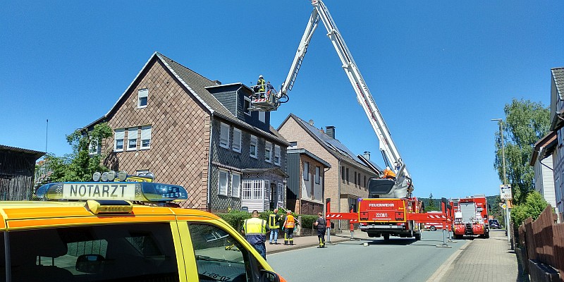 Feuerwehr erneut mit Teleskopgelenkmast im Einsatz