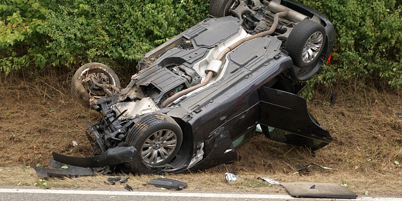 Schwerer Unfall auf der B64: Straße bis in den frühen Abend voll gesperrt