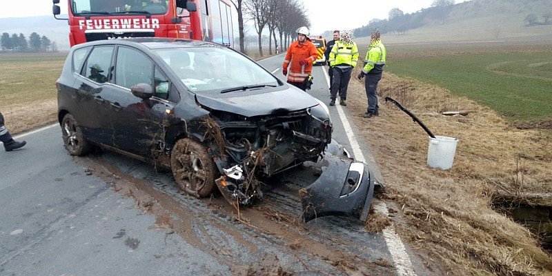 PKW in Graben: Verkehrsunfall zwischen Stadtoldendorf und Wangelnstedt