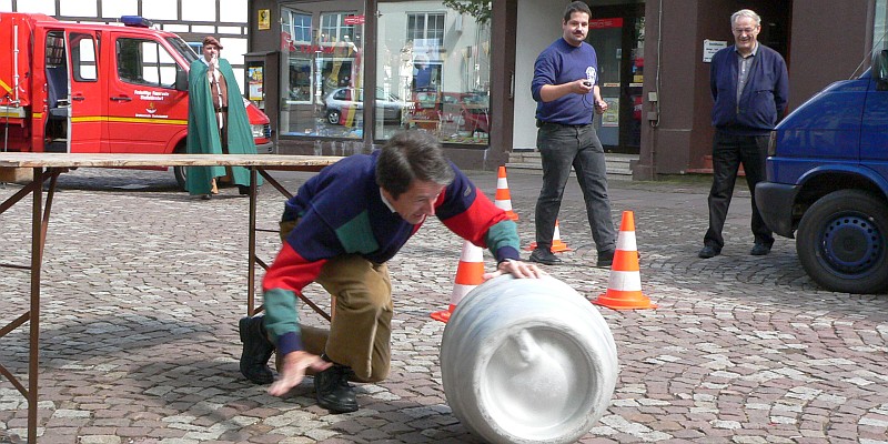 Das Foto stammt aus dem Jahr 2006, als es damals noch den Homburgmarkt in Stadtoldendorf gab. Auf dem Marktplatz fand damals ein durch die Freiwillige Feuerwehr veranstaltetes Bierfassrollen statt, welches großen Besucherzuspruch fand. Foto: rus