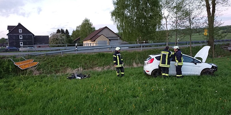 Autofahrer überfährt Leitplanke und Straßenwegweiser, eine Person leicht verletzt