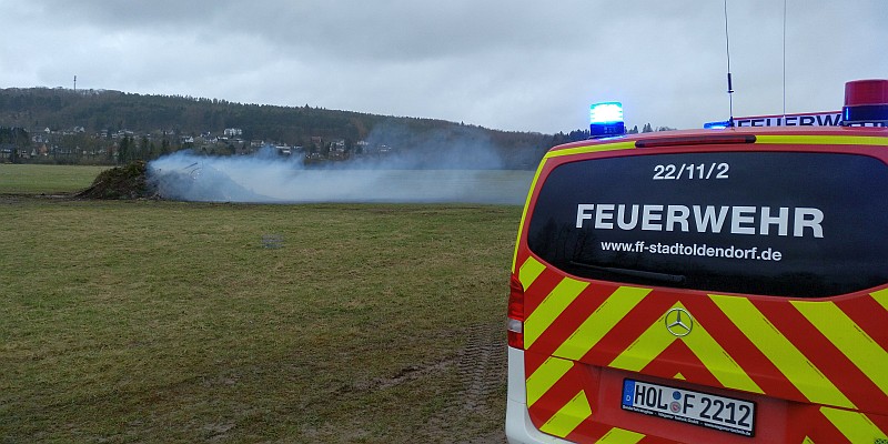 Qualm im Mammutpark: Osterfeuer durch Wind neu angefacht