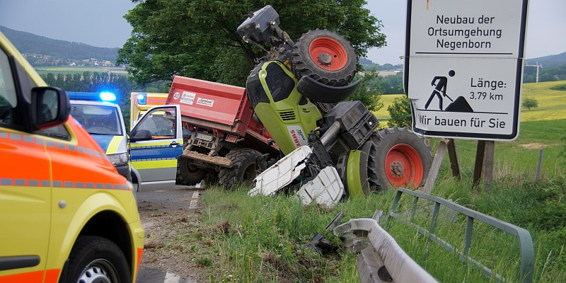 Tonnenschwerer Trecker überschlägt sich: 21-jähriger verletzt, mindestens 50.000 Euro Schaden