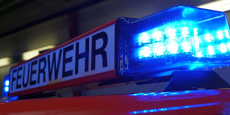 Bodenwerder: Hecke am Münchhausenplatz brennt