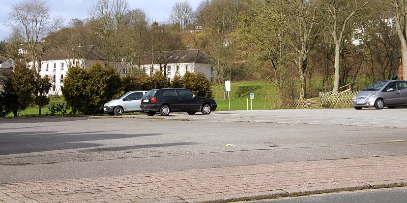 An dieser Stelle an der Konrad-Beste-Straße in Stadtoldendorf soll die neue Rettungswache entstehen. Baubeginn ist voraussichtlich noch im ersten Halbjahr 2018, wenn die Vorbereitungen zügig voranschreiten. Foto: rus