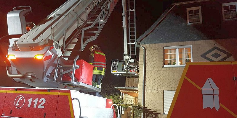 Feuerwehr unterstützt Rettungsdienst mit Teleskopgelenkmast