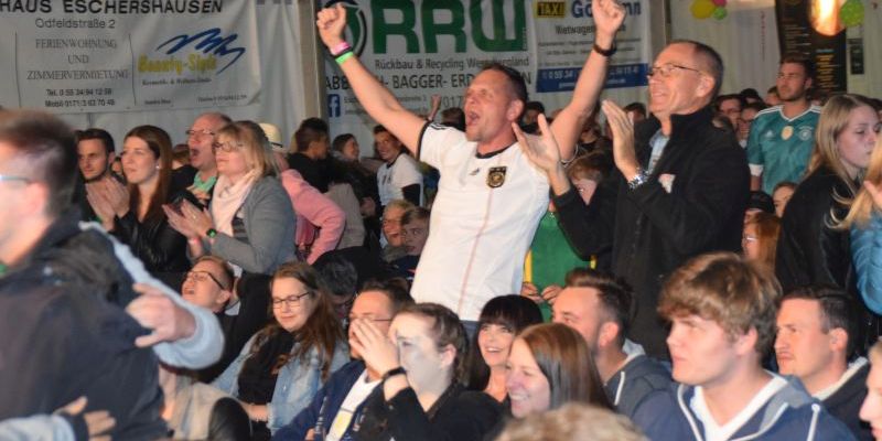 Die Chance lebt: Kroos-Freistoß sorgt beim Public Viewing für viel Jubel