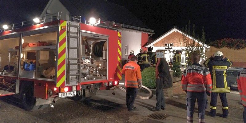 Großaufgebot an Einsatzkräften in der Nacht: Feuer in Garage erstickt sich selbstständig