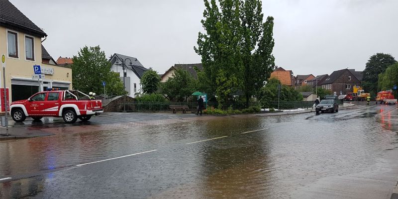 Nach Starkregen: B64 in der Innenstadt von Eschershausen komplett gesperrt