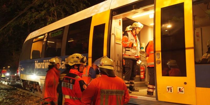 Zug der NordWestBahn kollidiert mit PKW: Großaufgebot an Einsatzkräften ist zum Glück nur eine Übung