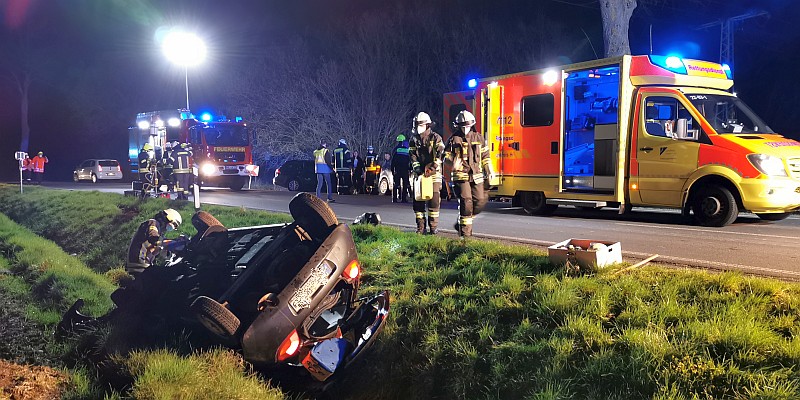 Schwerer Verkehrsunfall unter Alkoholeinfluss und ohne Führerschein: Mit dem gestohlenen Auto überschlagen