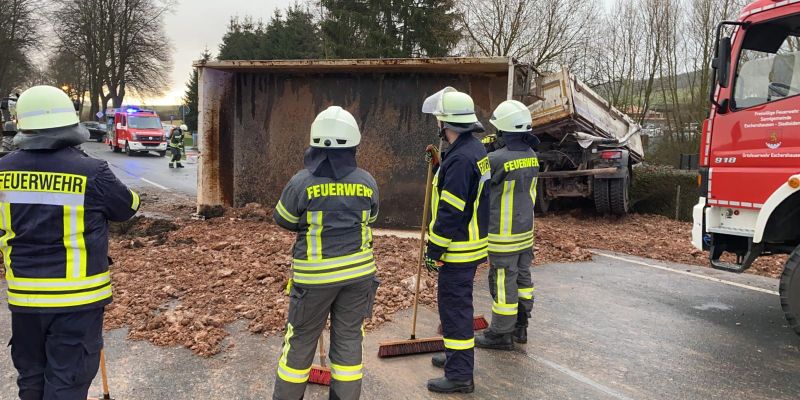 Sattelzug liegt quer auf der Straße: B64 bei Eimen nach Verkehrsunfall voll gesperrt