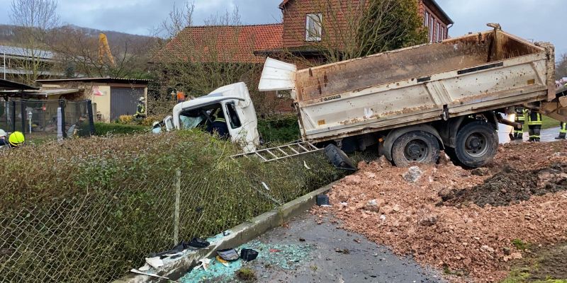 Zeugen zu schwerem Unfall im Bereich Eimen gesucht - beladener Lkw-Zug landet im Garten eines Anwohners