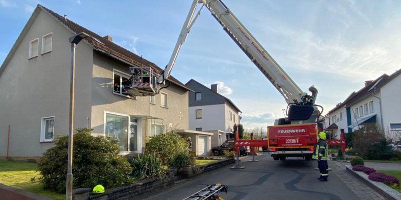 Tragehilfe mit Hubrettungsfahrzeug in Eschershausen