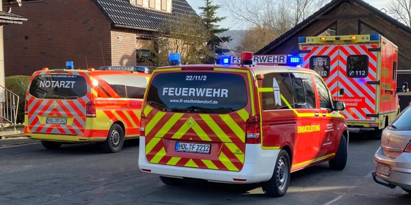 Feuerwehr unterstützt bei Türöffnung und Tragehilfe