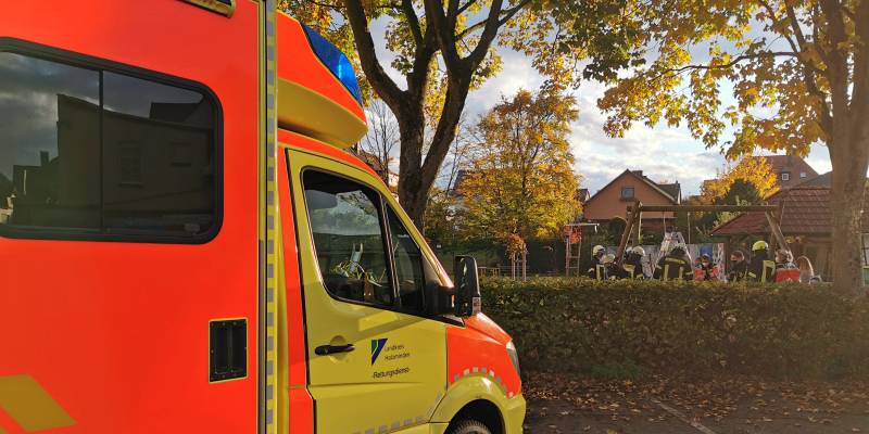 Feuerwehr muss in Schaukel eingeklemmtes Kind befreien