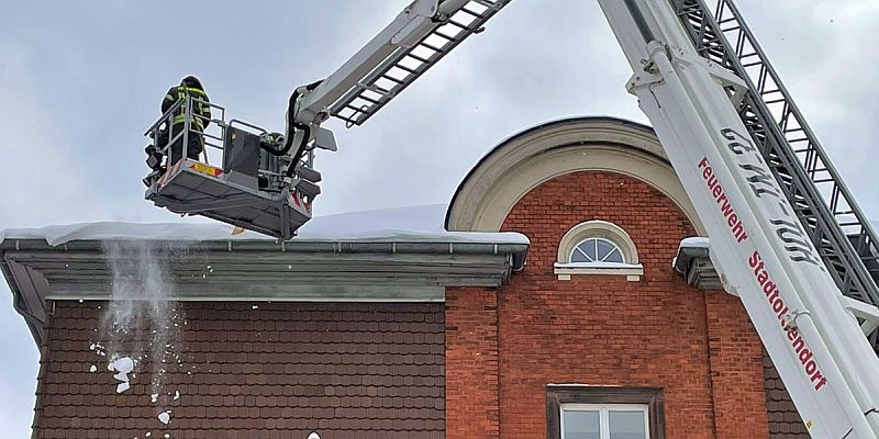 Gefahr durch herabstürzende Schneemassen und Eiszapfen ruft die Feuerwehr auf den Plan