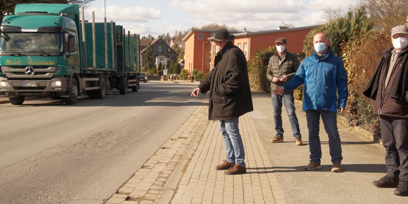 Schwerlastverkehr während der Umleitung bitte mit Tempo 30 durch Stadtoldendorf