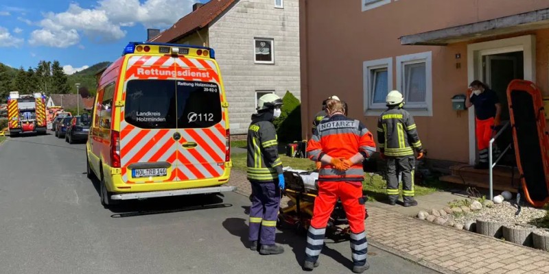 Rettung einer Person: Feuerwehr sägt Treppengeländer ab