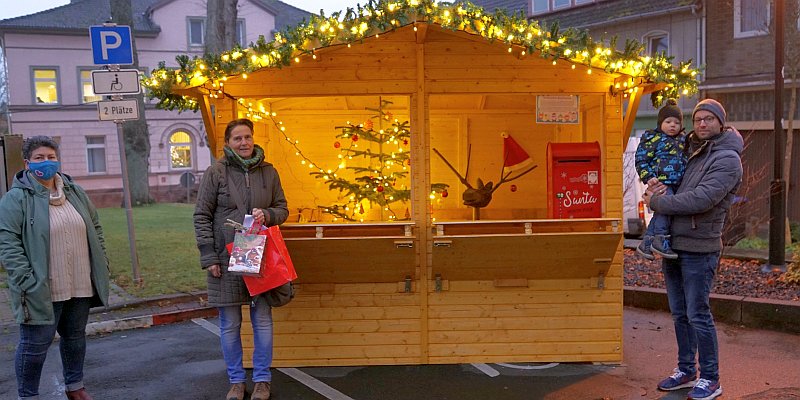 Das Team der Stadtoldendorfer Weihnachtswelt an der Hütte mit dem Kinderbriefkasten. Foto: red