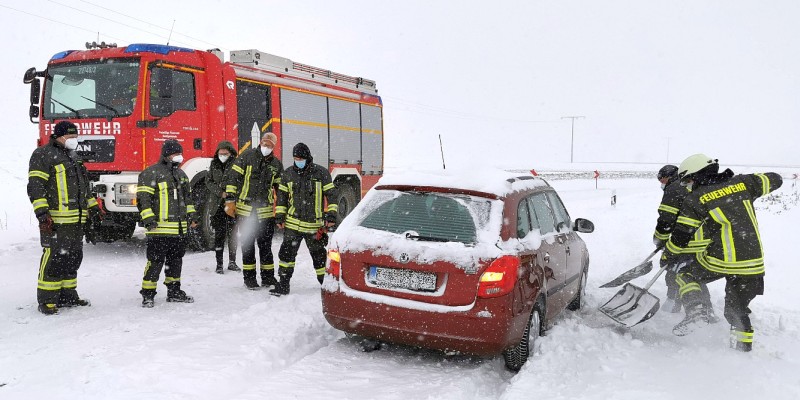 Schneechaos hält Autofahrer und Räumdienste in Atem