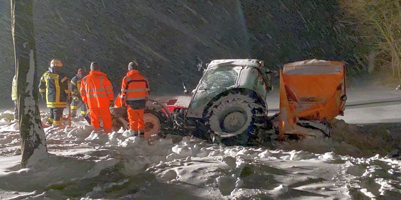 Feuerwehr muss Räumfahrzeug aus dem Graben ziehen - gleich zwei Mal