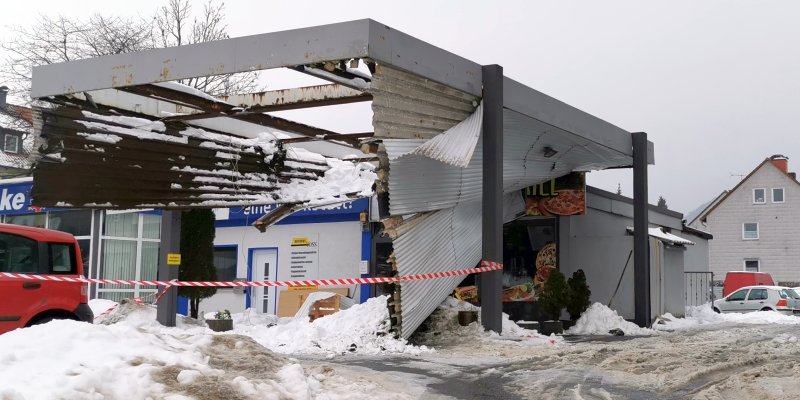 Einsturz einer Tankstellenüberdachung durch Schneelast