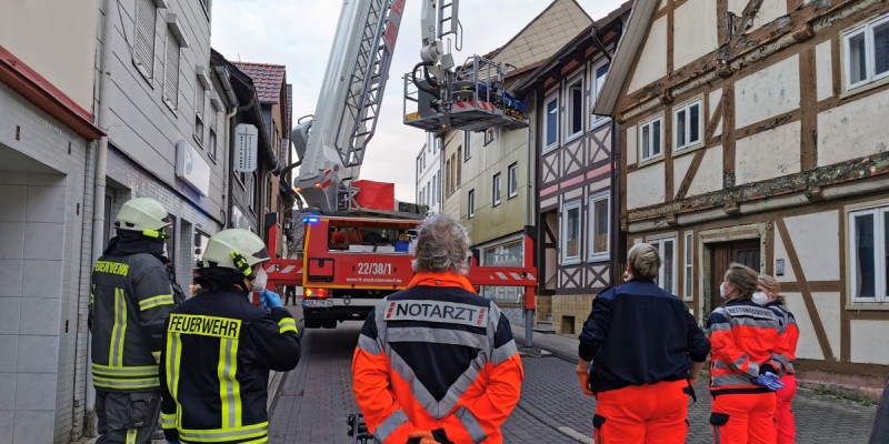 Feuerwehr rettet Person über Fenster im 1. Stock