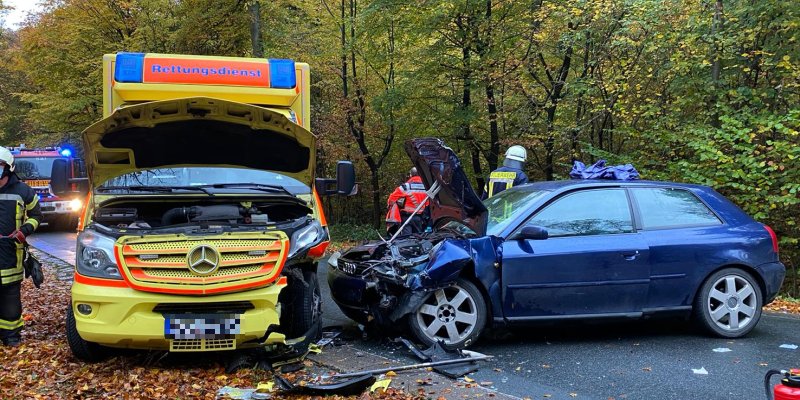 Schwerer Verkehrsunfall: Privatfahrzeug prallt gegen fahrenden Rettungswagen