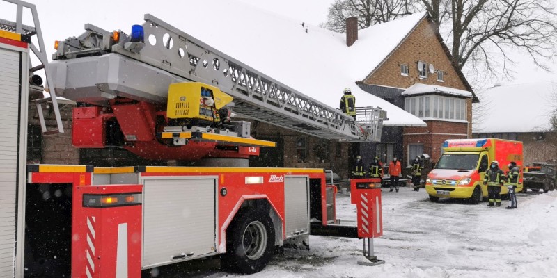 Tragehilfe mit Drehleiter nach Sturz in Scheune