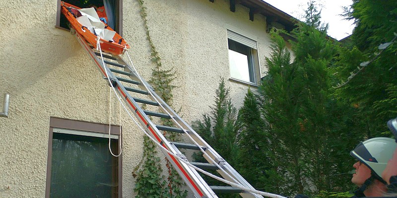 Feuerwehr rettet Patienten über Steckleiter aus Fenster