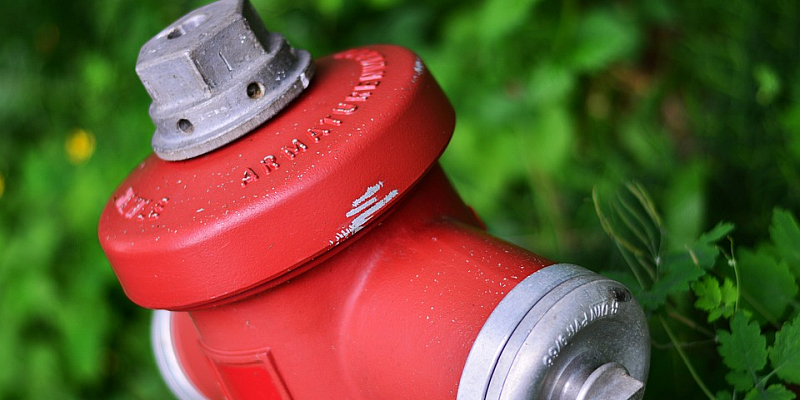 Freiwillige Feuerwehr Holzen überprüft Hydranten