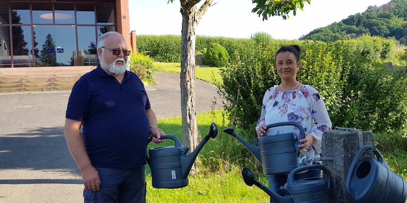SoVD spendet zwölf neue Gießkannen an den Friedhof Polle