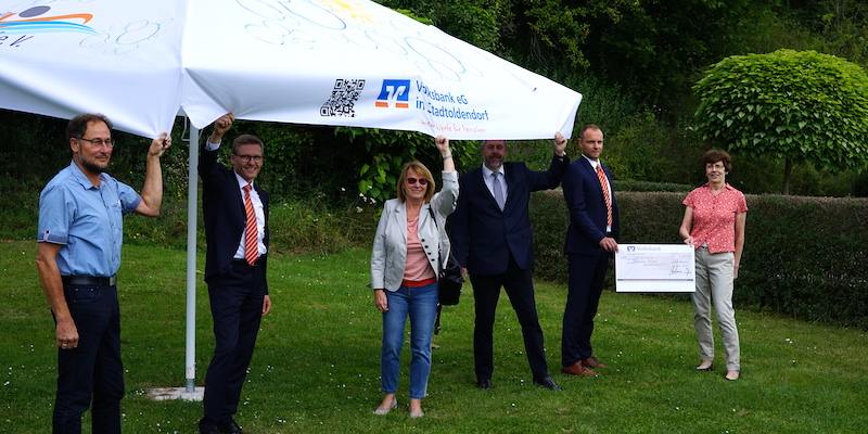 Fünf neue Sonnenschirme für das Freibad Stadtoldendorf 