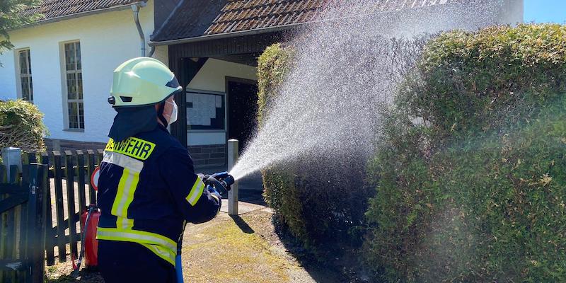 Hecke am Lüerdisser Friedhofsgebäude fängt Feuer