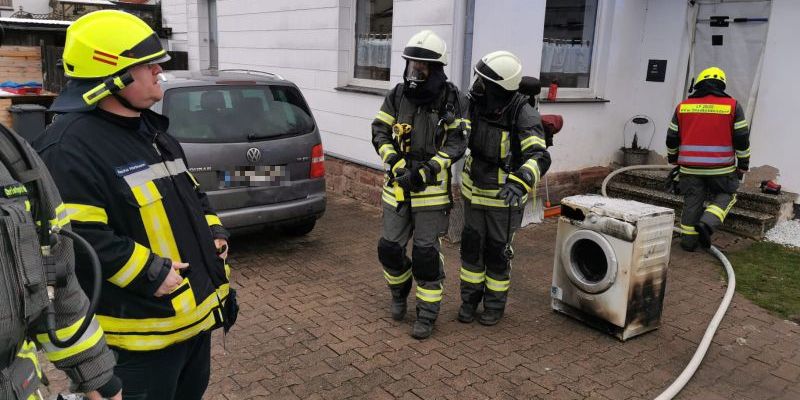 Wohnung verqualmt: Brennende Waschmaschine im Keller