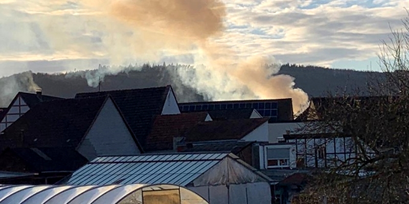 Große Rauchsäule über Lüchtringen ruft Feuerwehr auf den Plan