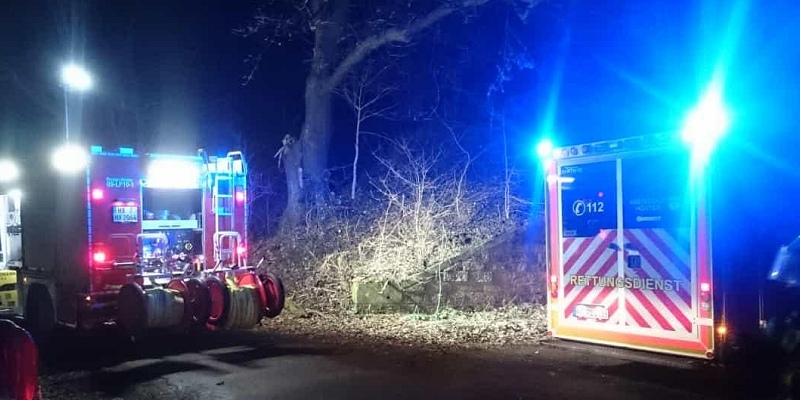 Mountainbike-Fahrer aus unwegsamen Gelände gerettet