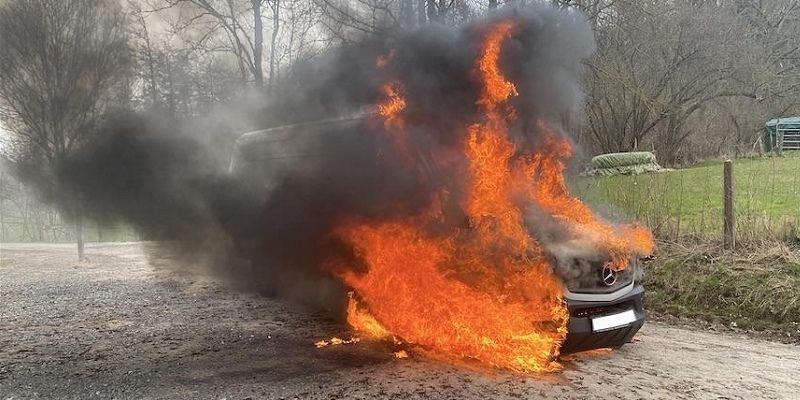 Paketfahrzeug steht in Vollbrand