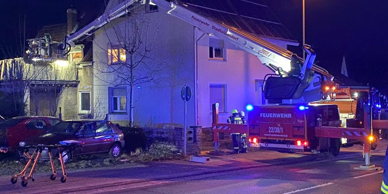 Tragehilfe für den Rettungsdienst und Wasserrohrbruch im Freibad