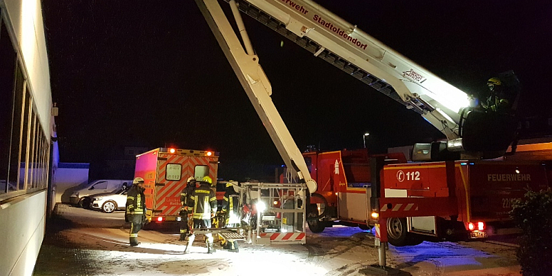 Morgendliche Tragehilfe für den Rettungsdienst in Stadtoldendorf mit Hubrettungsfahrzeug