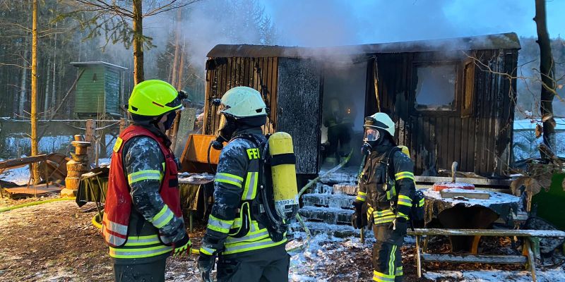 Eschershausen: Bauwagen steht in Vollbrand