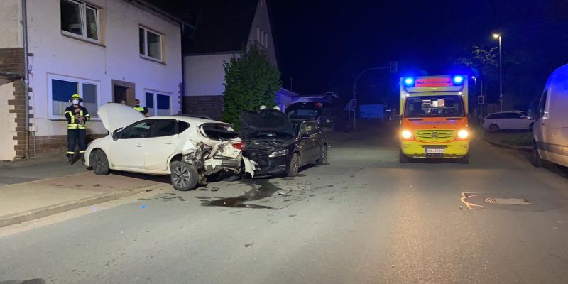 Nächtlicher Verkehrsunfall in Stadtoldendorf: Feuerwehr im Einsatz