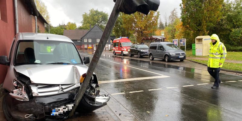 Von Straße abgekommen und gegen Fußgängerampel gefahren